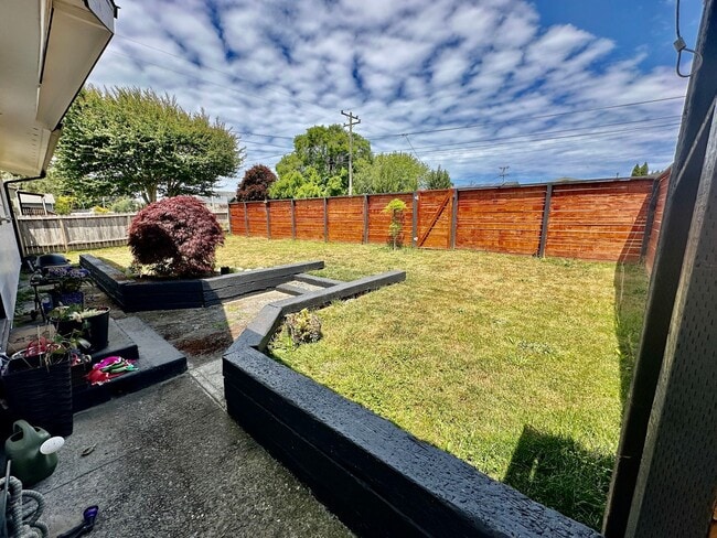 Building Photo - Beautifully Remodeled Home Backing Up to t...