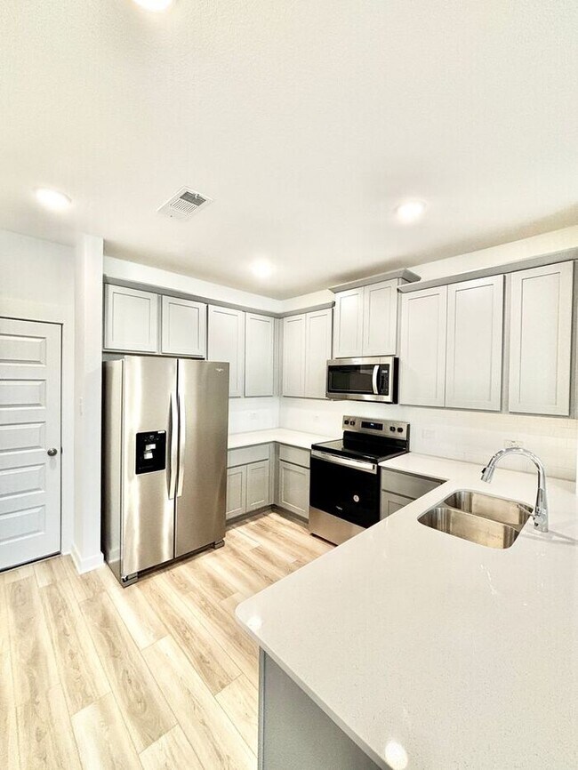 Foto del edificio - 3-Bedroom Townhome with Modern Amenities /...