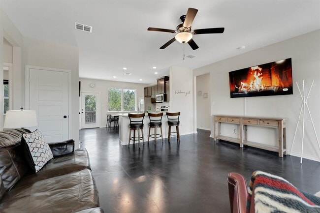 Building Photo - 1089 Hidden Hills Dr