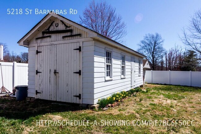Building Photo - Huge Single Family Home with a Ton of yard...