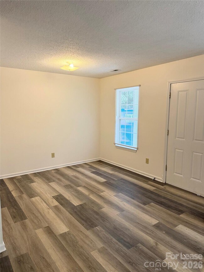 Foto del edificio - 1208 W Walnut Ave