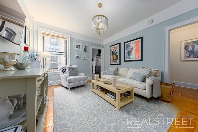 Building Photo - 2 Bed In Prime Brooklyn Heights