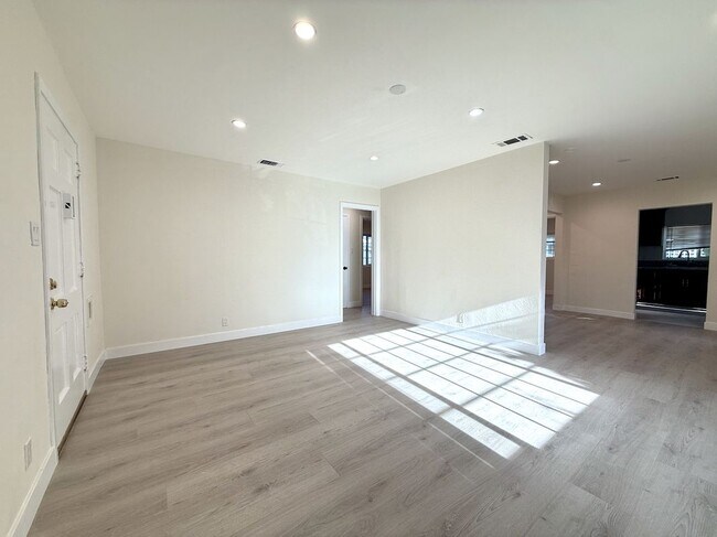 Foto del edificio - 1004 S Bruce Ln