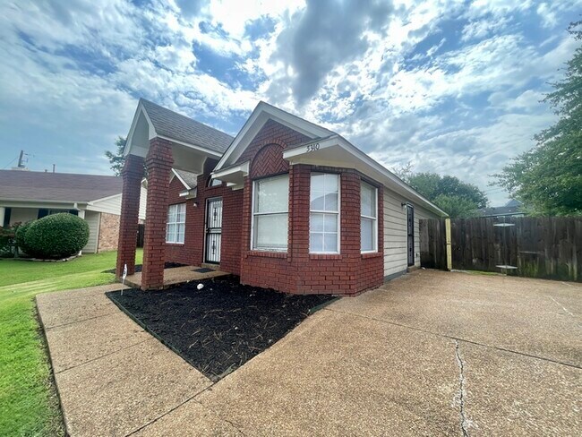Foto del edificio - 5340 Village Oak Cv - Available Now!