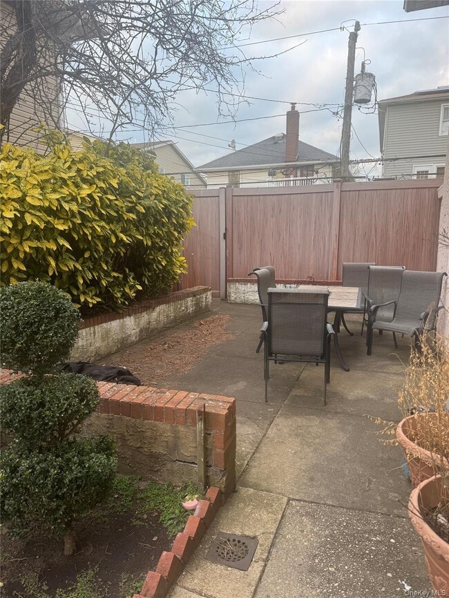 Building Photo - 411 W Walnut St