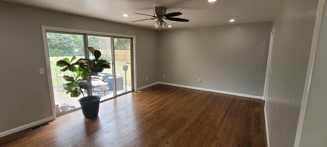 Foto del edificio - Remodeled 3 bedroom 2 bathroom house with 2 car garage and fenced yard