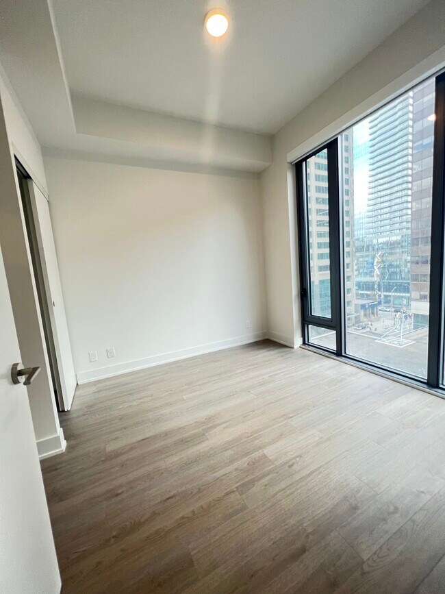 Photo du bâtiment - 3904-8 Cumberland St Toronto ON M4W 0B6