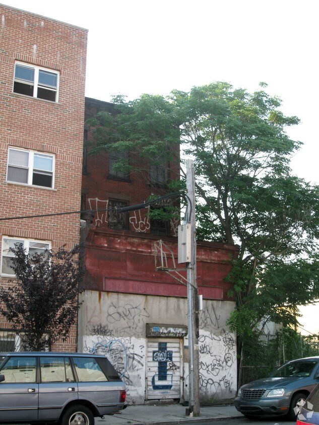 Primary Photo - 982-984 Halsey St