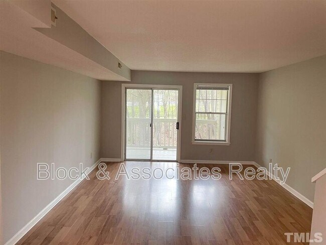 Building Photo - 135 Kingsbury Dr
