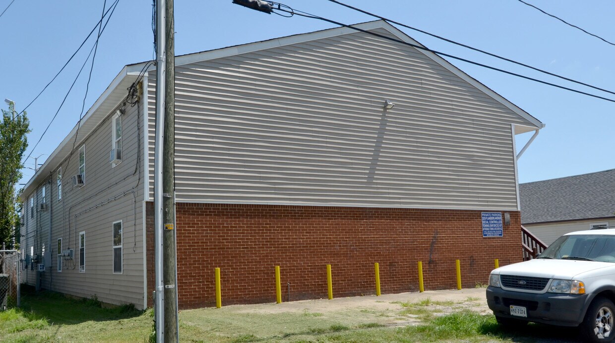 Primary Photo - 3230 Flanders Ave