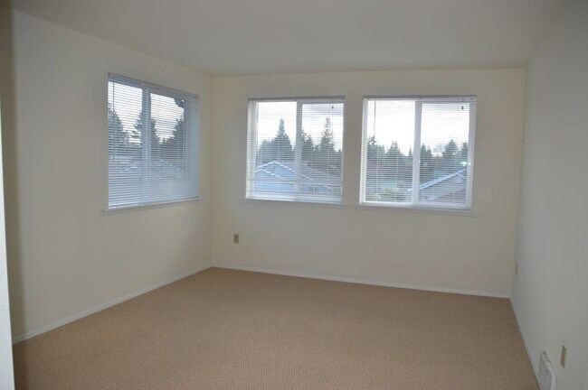 Foto del edificio - Beautiful and Bright Corner Lot Home in Ev...