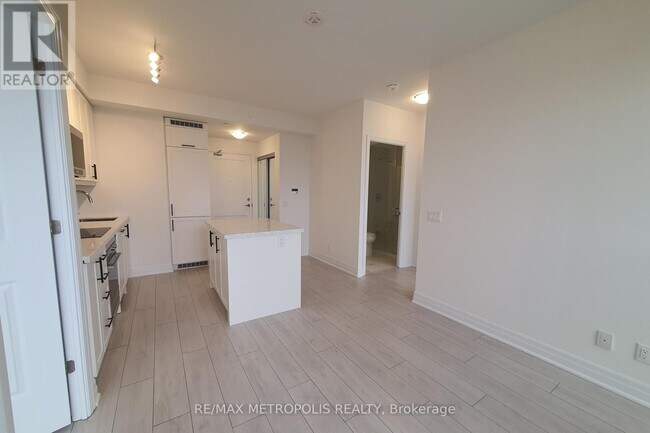 Photo du bâtiment - 30 Elm Dr W