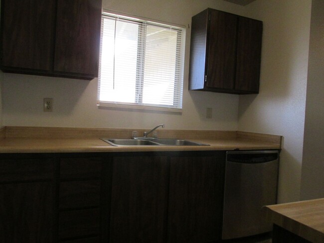 Foto del edificio - $1,400 PER MONTH - THREE BEDROOM TWO BATH ...