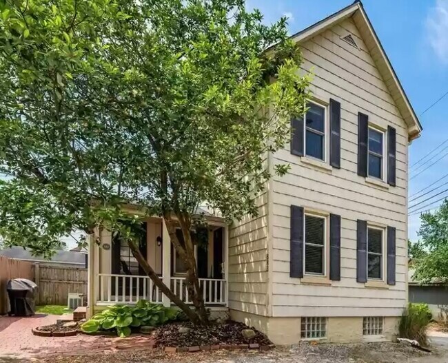 Building Photo - 883 Beech St