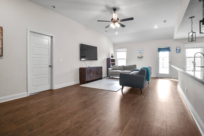 Foto del edificio - Pet Friendly Three Bedroom!