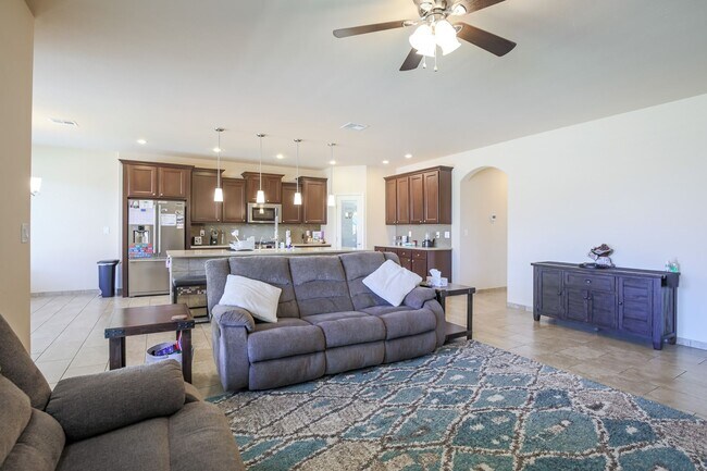 Foto del edificio - Meticulously kept 4 bedroom home with RV P...