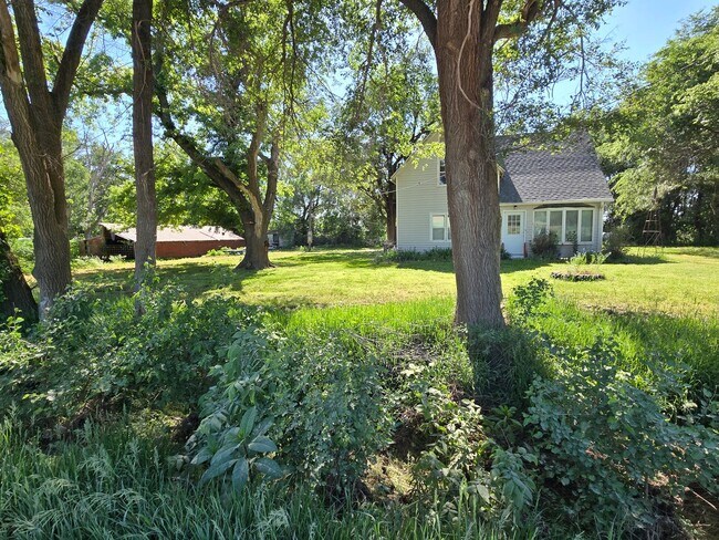 Foto del edificio - Country Farmhouse 6 miles from town, chicken coop, storage shed and run-in shed