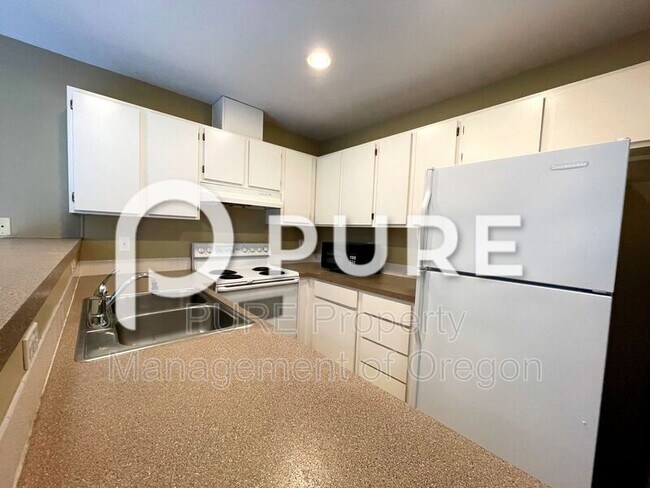 Building Photo - 526 SW 150th Ave