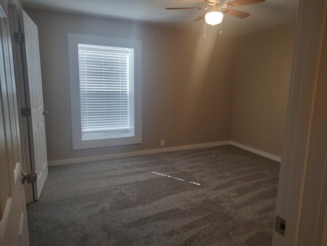 dormitorio principal - 113 NW Main St