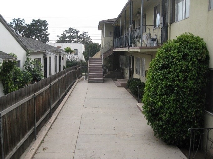 Patio - 1980 Henderson Ave