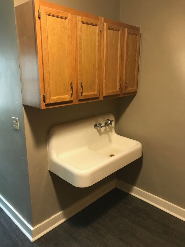 Building Photo - Great Downtown 1 Bedroom Apartment