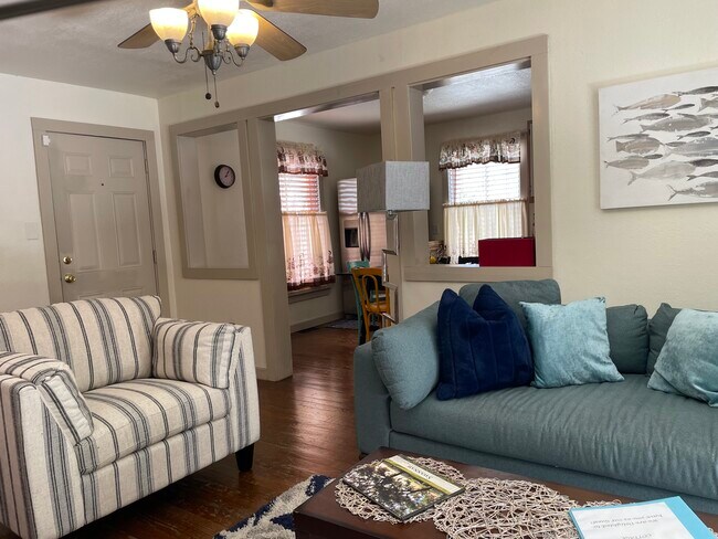 Muebles cómodos - 541 E Jones Ln