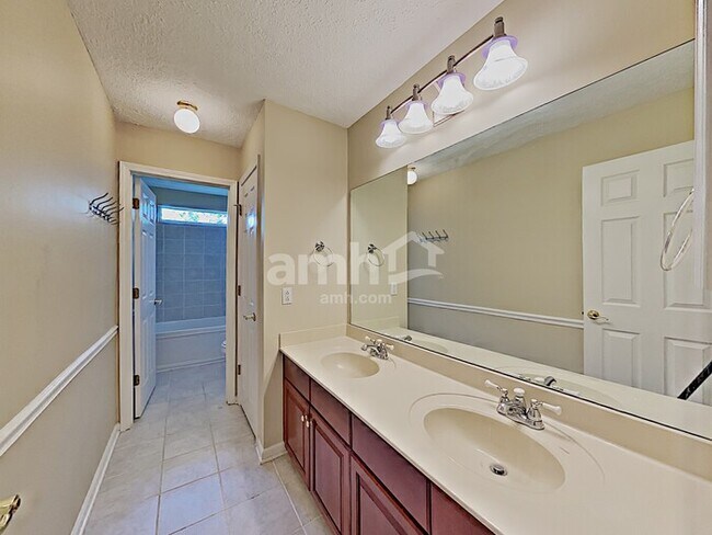 Foto del edificio - 1520 Bridgecrest Dr