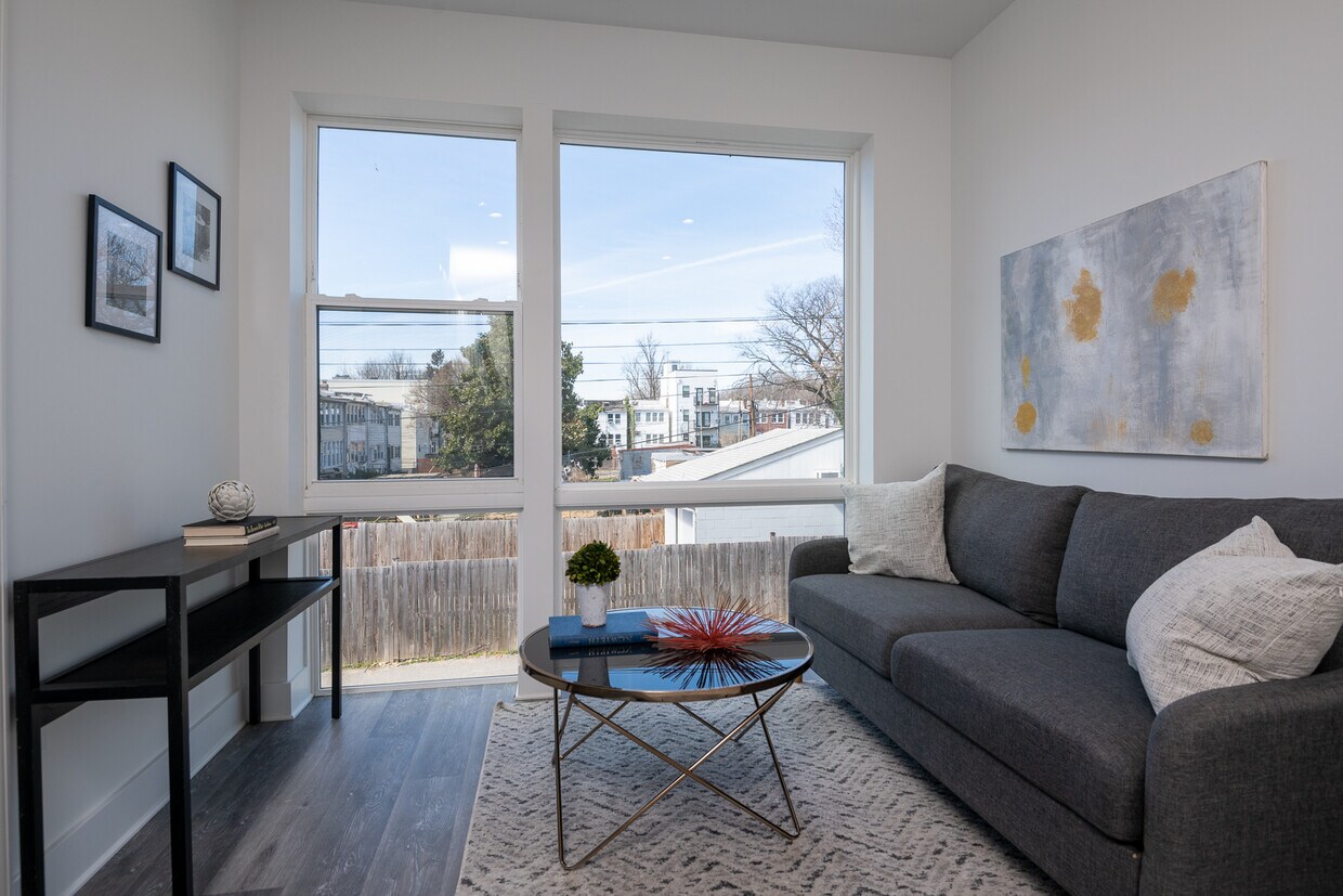Foto principal - 816 Bladensburg Rd NE