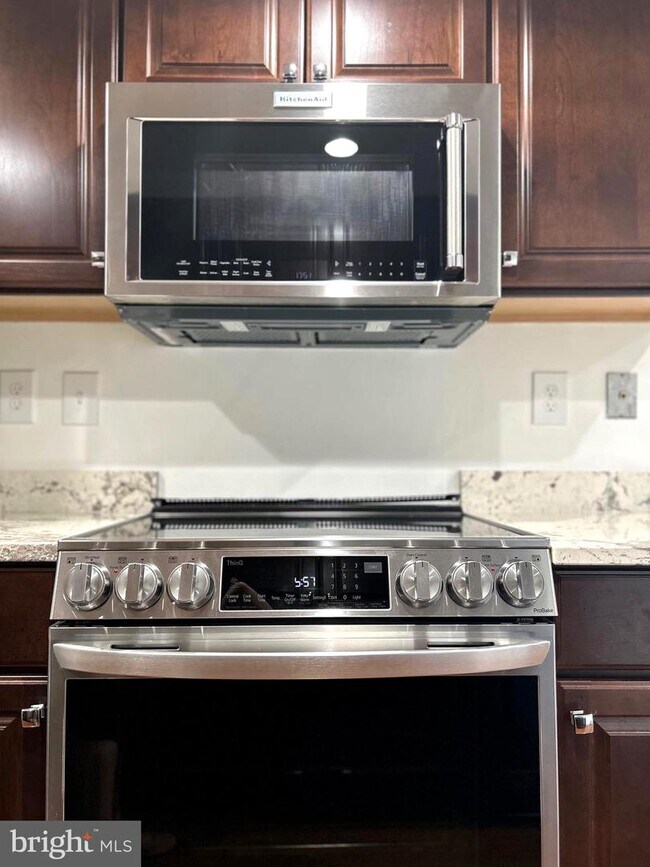 Foto del edificio - 5911 Edsall Rd
