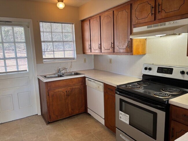 Foto del edificio - 2 bedroom 1 bath duplex unit off St Marys Road