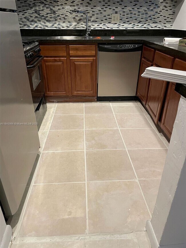 Foto del edificio - 2175 NE 170th St