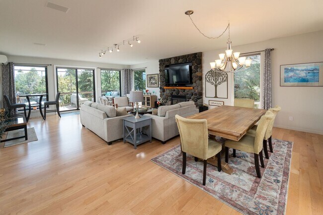 Building Photo - River's Edge Golf Course, Upscale Unit on ...
