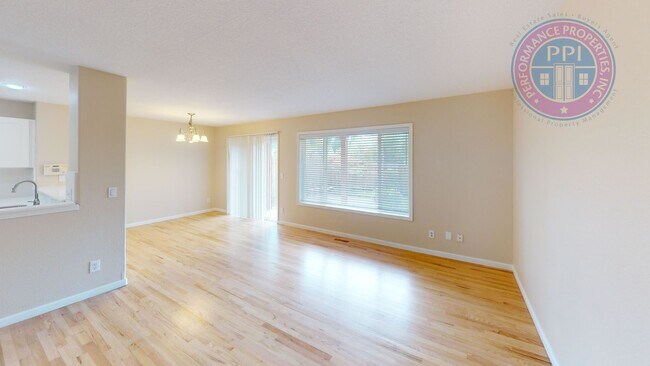Building Photo - Bethany - Desirable Kaiser Woods / Beautif...