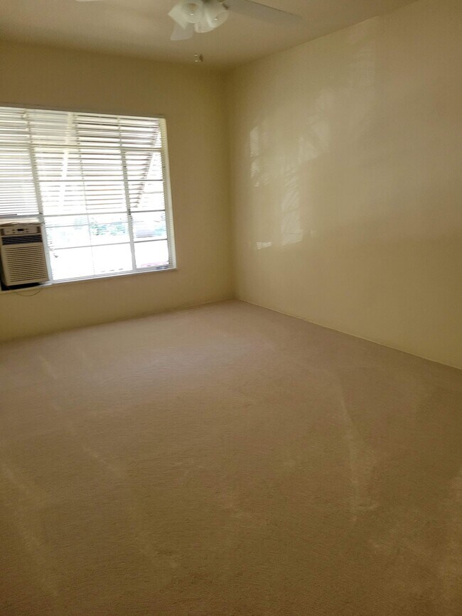 Bedroom 2 - 422 N Maple Dr