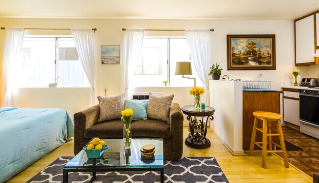 Love seat pulls out into a bed - 3101 Bagley Ave
