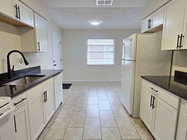 Foto del edificio - [1736-1738] Fern Rd E