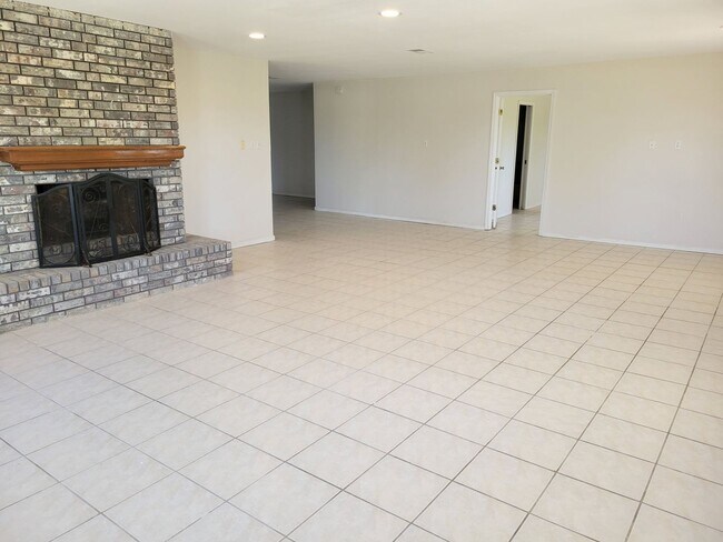 Foto del edificio - Spacious 4B/3B Home Available on 4.75 Acres