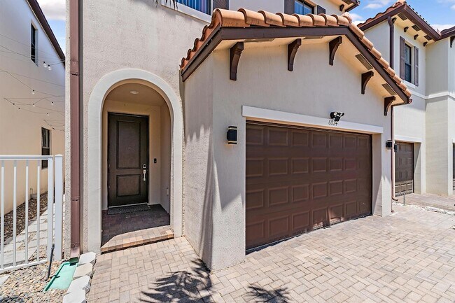 Foto del edificio - 6024 Pine Tree Way