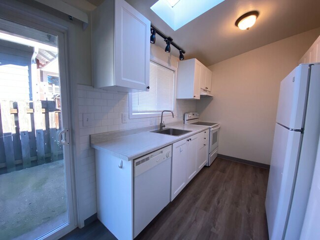 Building Photo - 2 Bedroom House with Fenced in Back Yard!