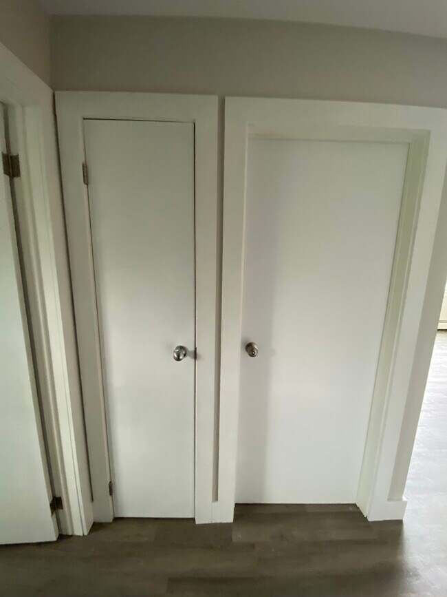 Photo du bâtiment - SPACIOUS RENOVATED TWO BEDROOM APARTMENT -...