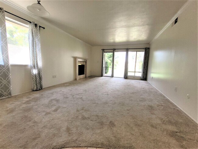 Building Photo - Comfortable Condo overlooking the golf cou...