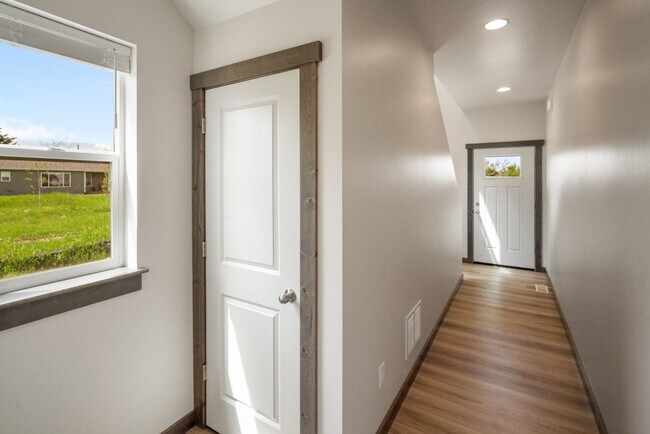 Foto del edificio - Gorgeous 3 Bedroom condos with double stall attached garages with AC-one pet negotiable!!!!