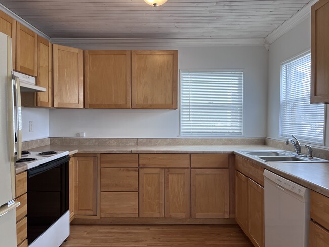 Kitchen - 943 Woodmere Ave