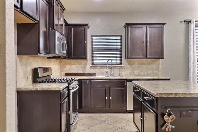 Foto del edificio - Redbird Ranch Retreat: 3-Bedroom Home with Private Office & Modern Upgrades!