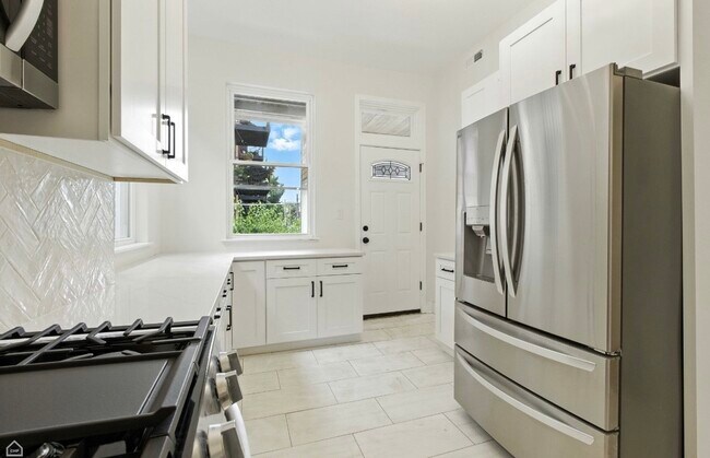 Foto del edificio - 909 W Addison St