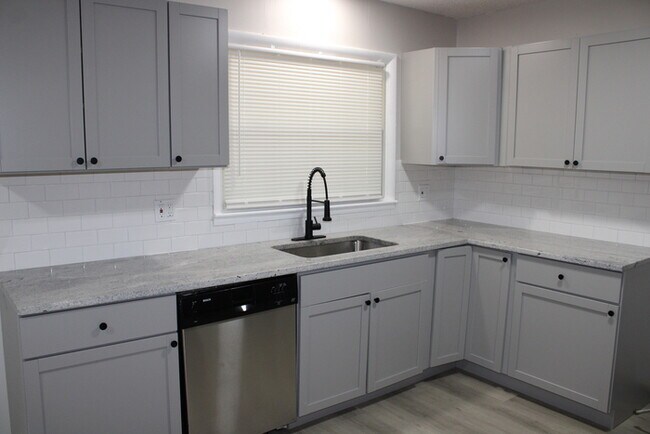 Building Photo - Spacious 5 Bedroom and 2 full bath home in...