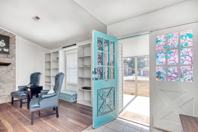 Building Photo - 104 Spanish Oak Dr