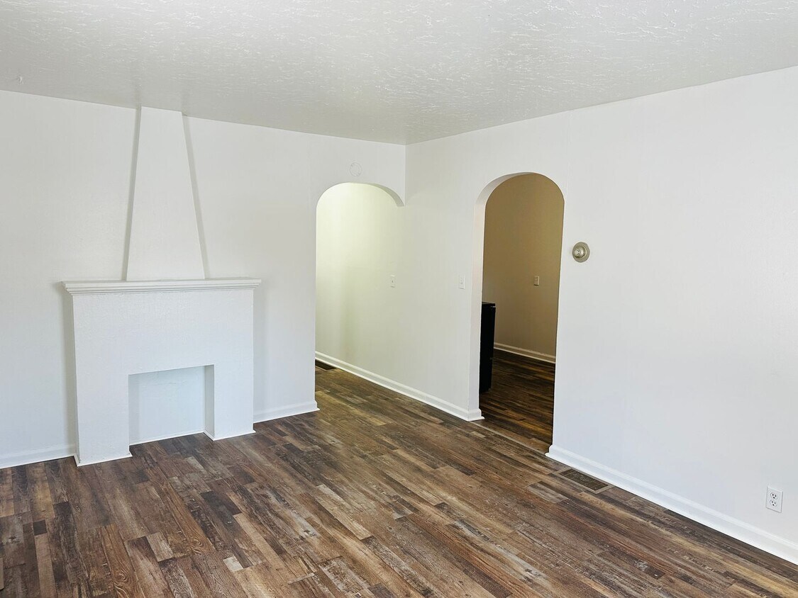 Primary Photo - One Bedroom, One Bath, Freshly Painted wit...