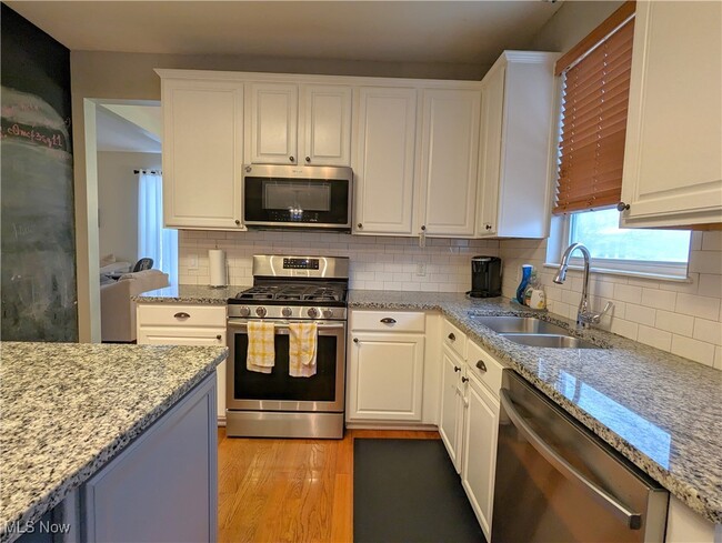 Building Photo - 38455 Renwood Ave