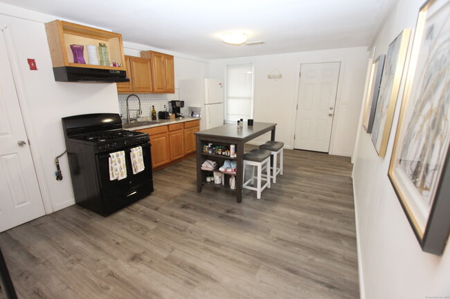 Foto del edificio - 352 Howe Ave